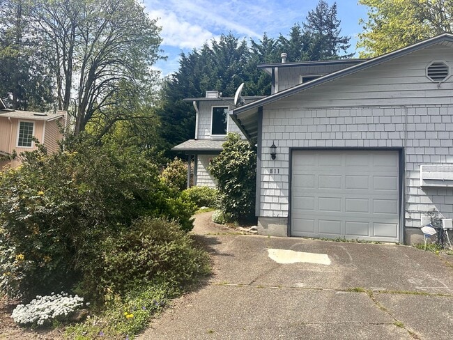 Building Photo - Charming Bellevue Rental – Available May 1st!