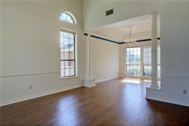 Building Photo - 9501 Scenic Bluff Dr