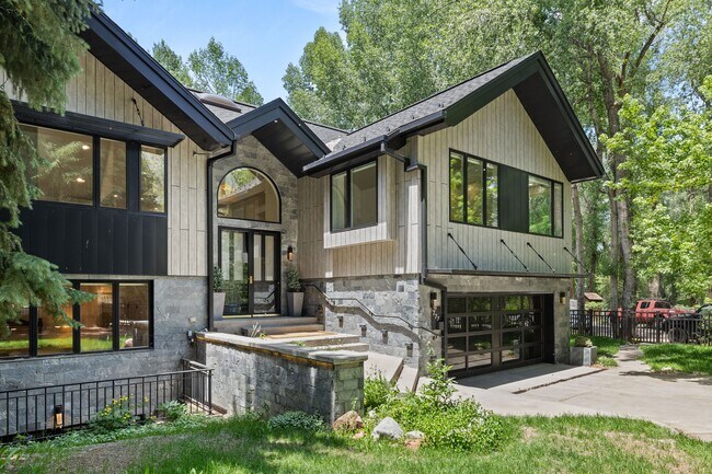 Building Photo - 777 Castle Creek Dr