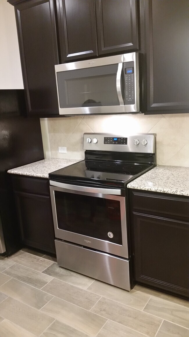 Building Photo - 2105 Town Centre Dr