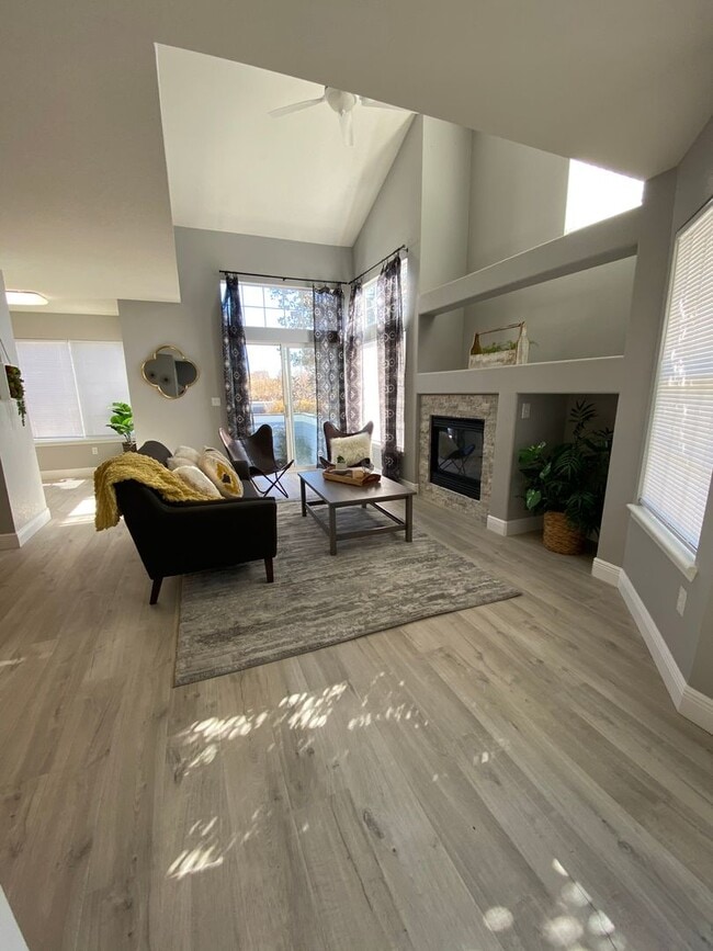 Building Photo - Red Mountain Three Story Townhome