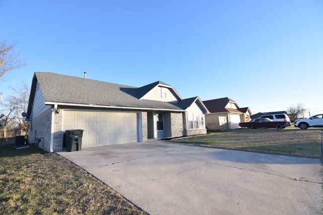 Building Photo - 3320 Tallwood Dr