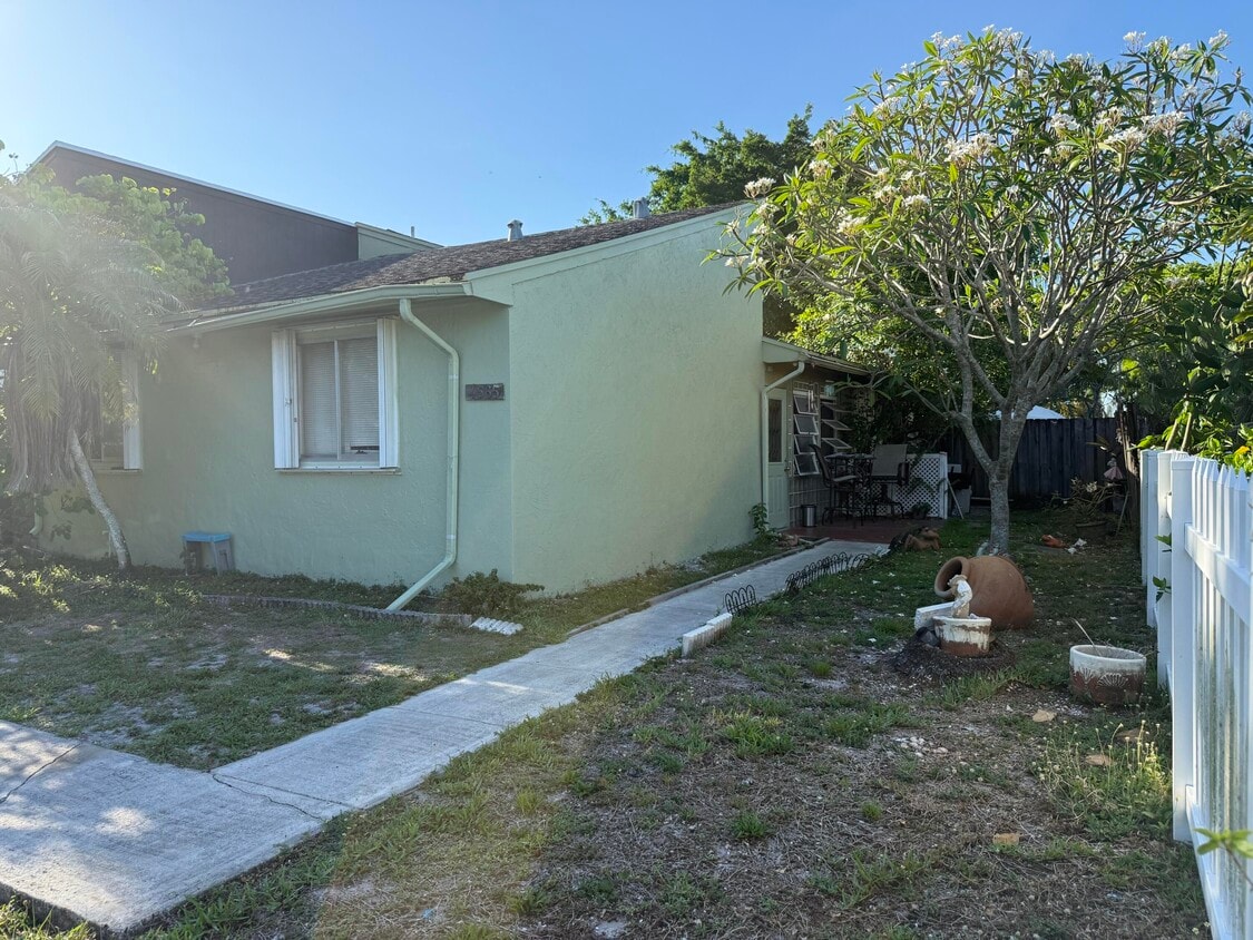 Foto principal - 4565 NW 3rd Dr
