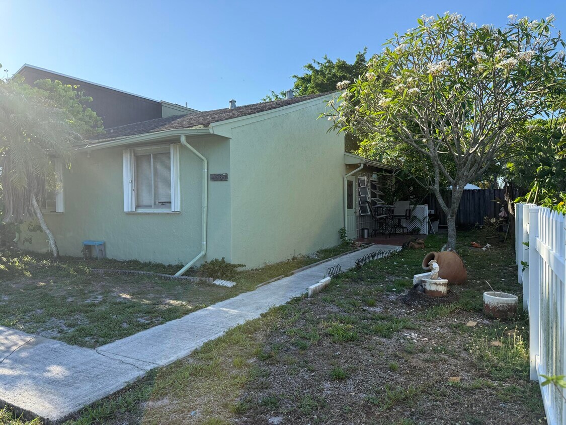 Primary Photo - 4565 NW 3rd Dr
