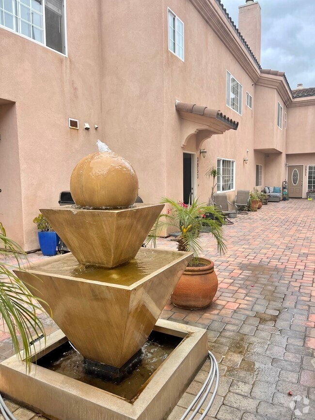 Building Photo - 3953 Riviera Dr