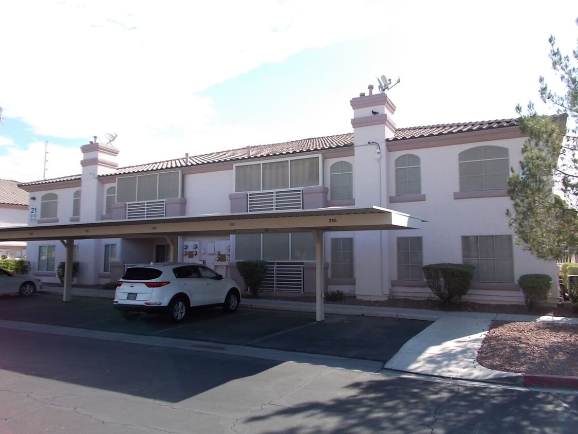 Foto principal - Charming 2 Bed / 2 Bath Condo with Firepla...