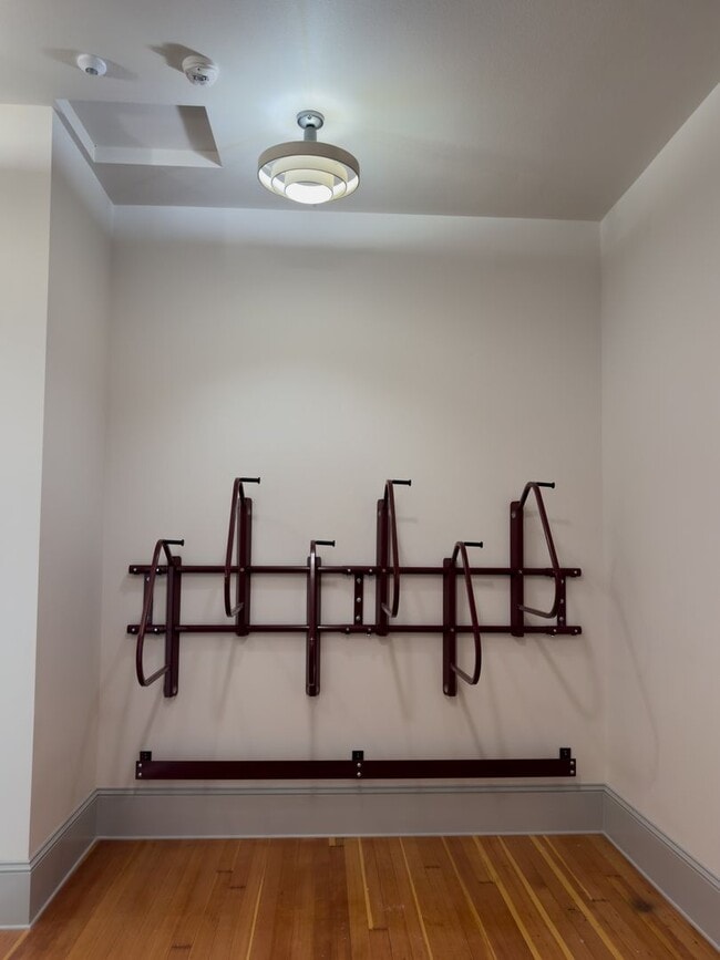 Building Photo - WINTER SPECIAL - NEWLY RENOVATED DOWNTOWN SALEM ONE BEDROOM