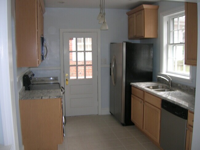 Building Photo - 3 BR / 2.5 BA Nice Brick home in Near West...