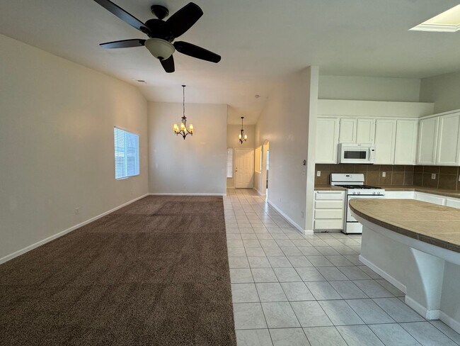 Foto del edificio - Spacious SW Bakersfield home!