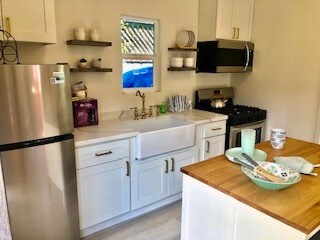 Quartz counter kitchen - 3754 Ashwood Ave