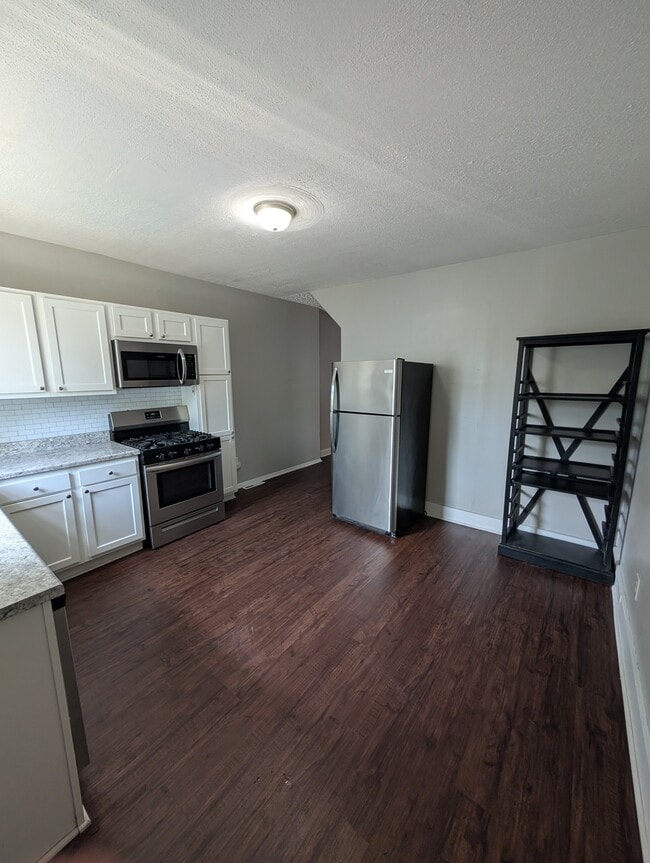 Cocina desde la puerta trasera 1 - 816 Wager St