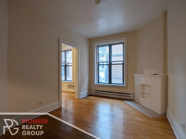 Building Photo - 2318 N Clark St