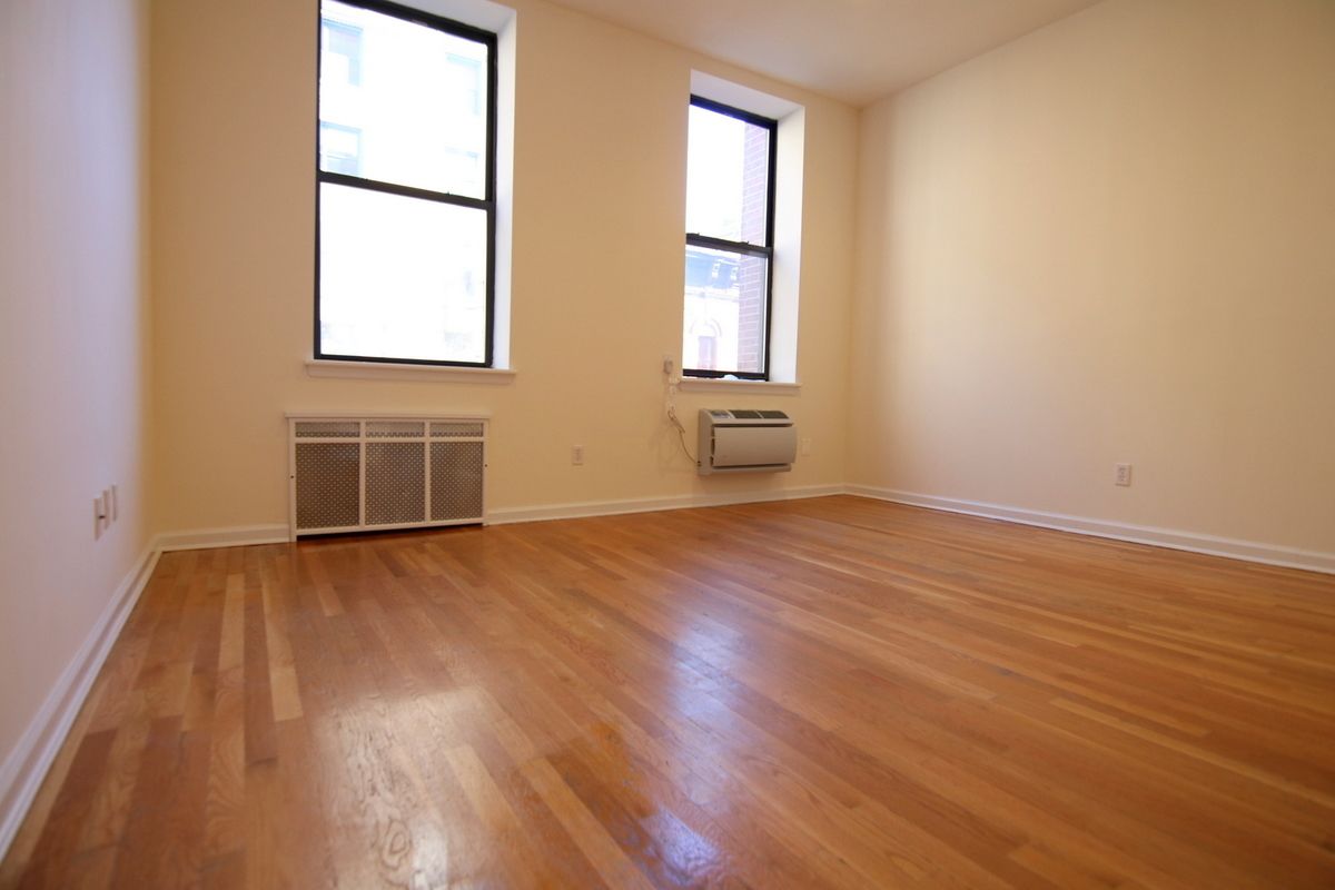 Primary Photo - 130 E 93rd St