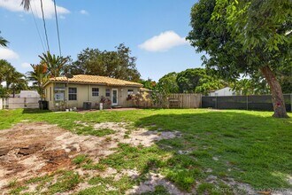 Building Photo - 423 SW 11th Ct
