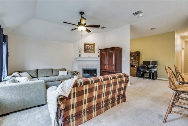Foto del edificio - Darling 1 story 3 Bedroom home 2 car garage