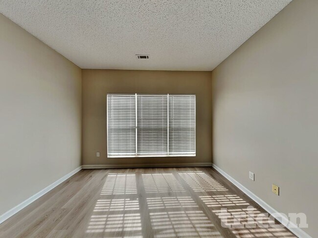 Foto del edificio - 5090 Oakley Commons Blvd