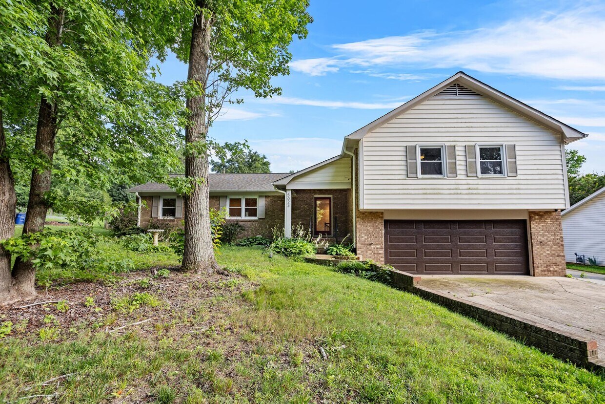 Foto principal - Spacious 4-Bedroom Home with Fenced Yard i...
