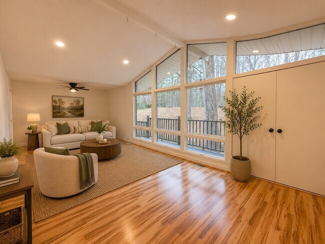 Foto del edificio - 323 Forrest Glen Rd