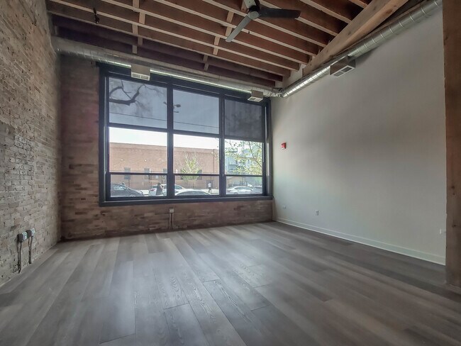 Building Photo - 818 N Wolcott Ave