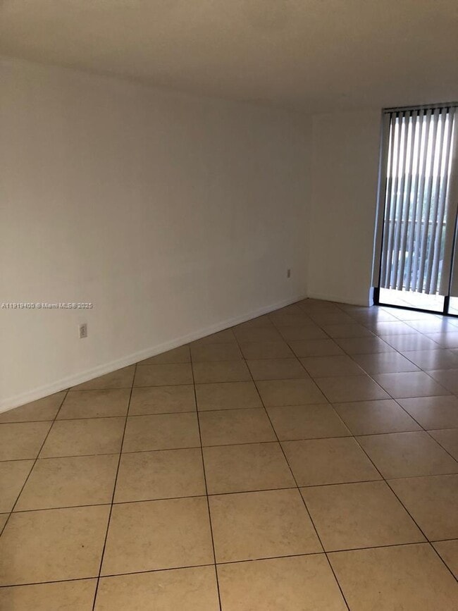 Foto del edificio - 16950 W Dixie Hwy