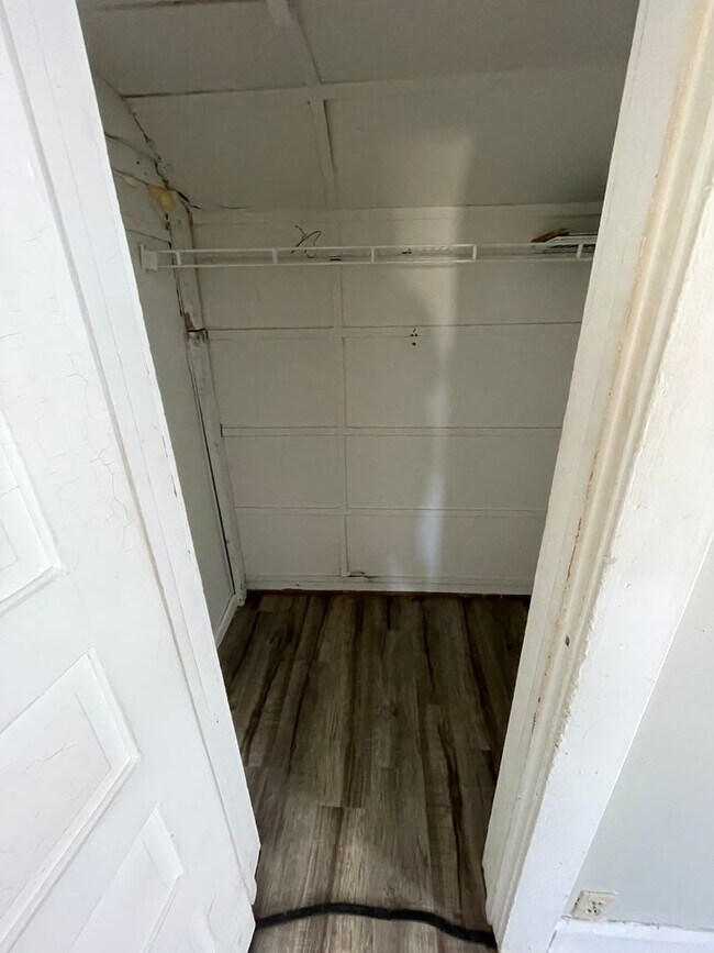 Building Photo - 1523 E Washington St