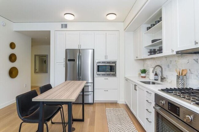 Building Photo - Luxury Meets Convince