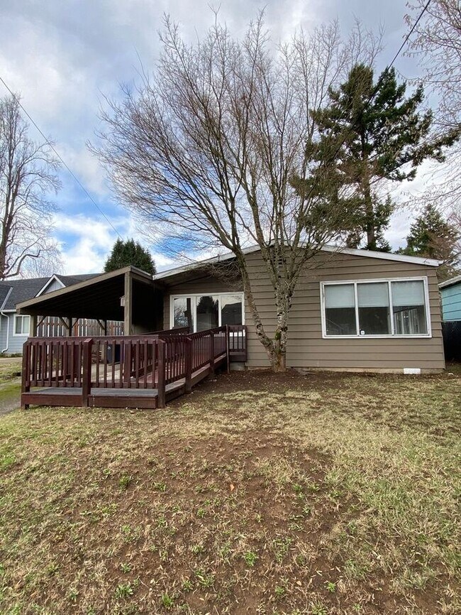 Building Photo - BIG OPEN Single-Level 2 Bedroom Home in th...