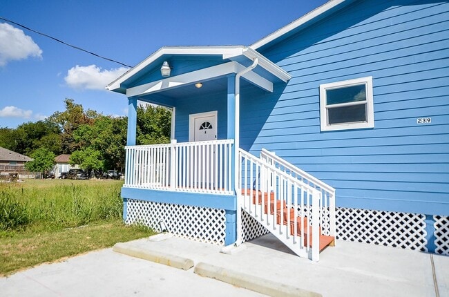 Building Photo - 239 Broadhurst Dr