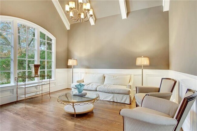 Foto del edificio - 4585 Peachtree Dunwoody Rd