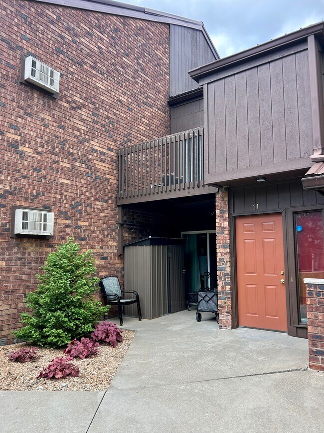 Building Photo - 210 Royal Ct
