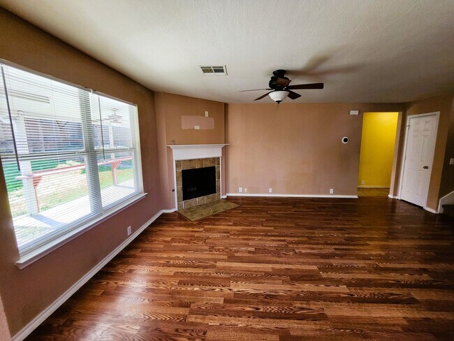 Building Photo - Beautiful Solar Powered Home in Selma!