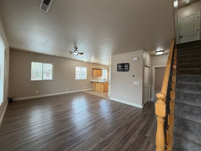 Building Photo - SPACIOUS TOWNHOME FOR RENT!