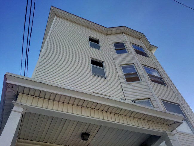 Building Photo - 184 Bartlett St
