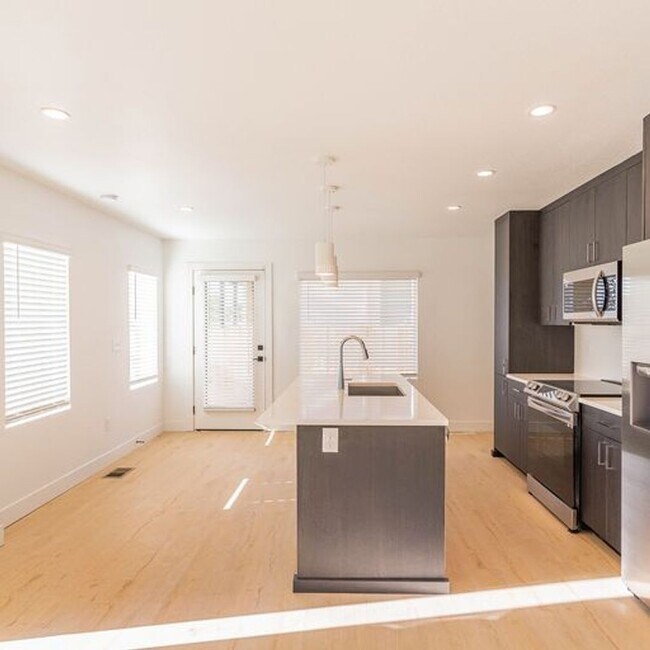 Building Photo - 4bd Rental Duplex! Private Yard, Garage, C...