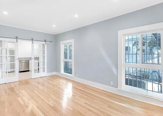 Foto del edificio - 549 N Windsor Blvd