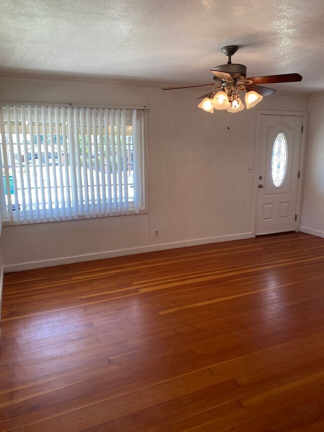 Foto del edificio - Now Available!! DESIREABLE LOS BANOS SOUTH...