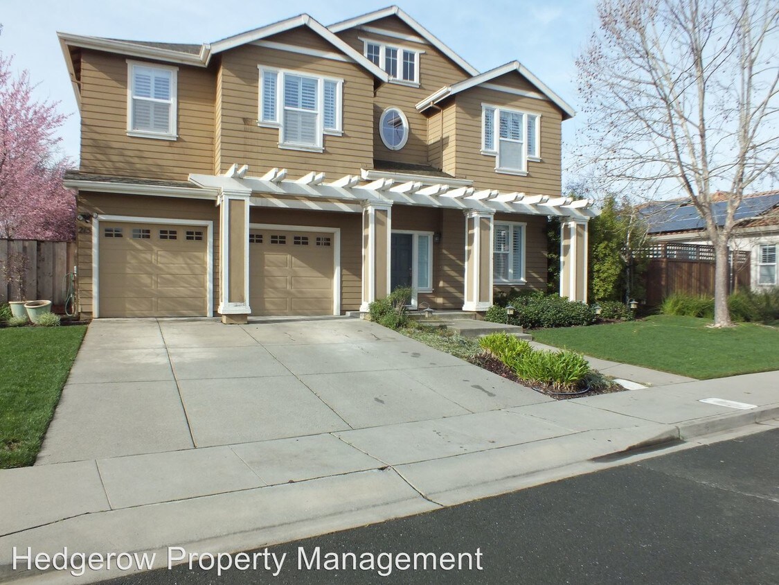 Primary Photo - 215 Old Vine Way