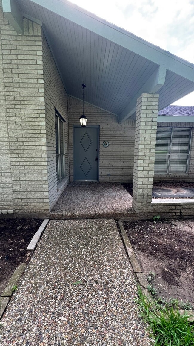 Building Photo - 2607 Bermuda Dunes Dr
