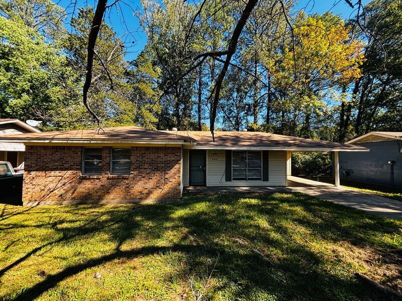 Foto principal - 130 E Woodcrest Dr