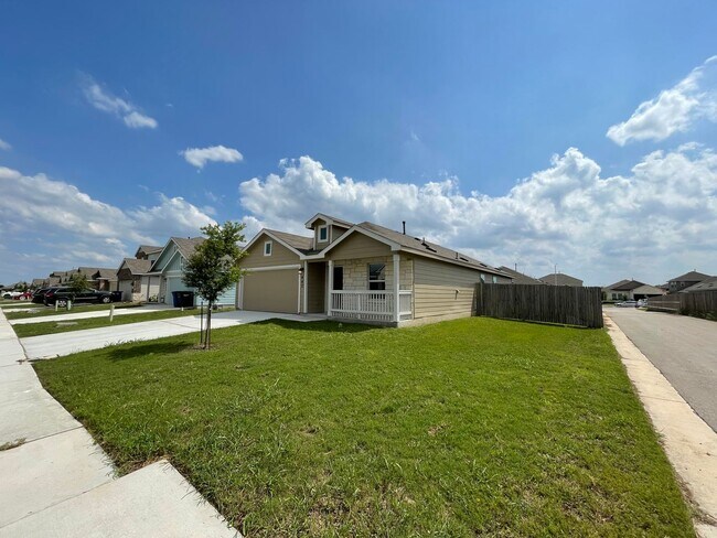 Building Photo - Beautiful 4 bedroom, 2 bathroom, single st...