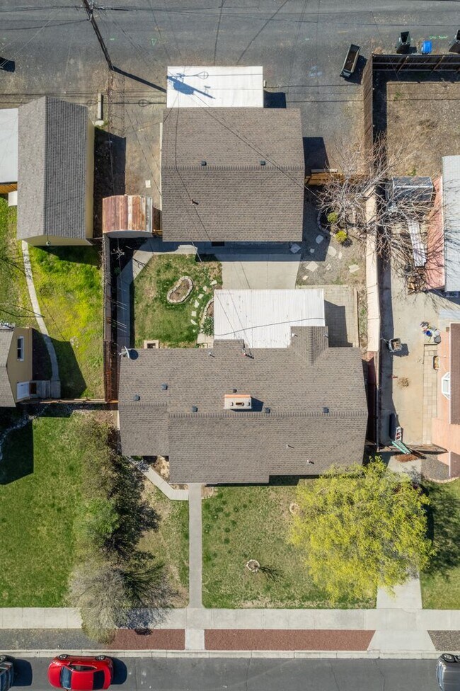 Building Photo - 1032 W Cascade Ave