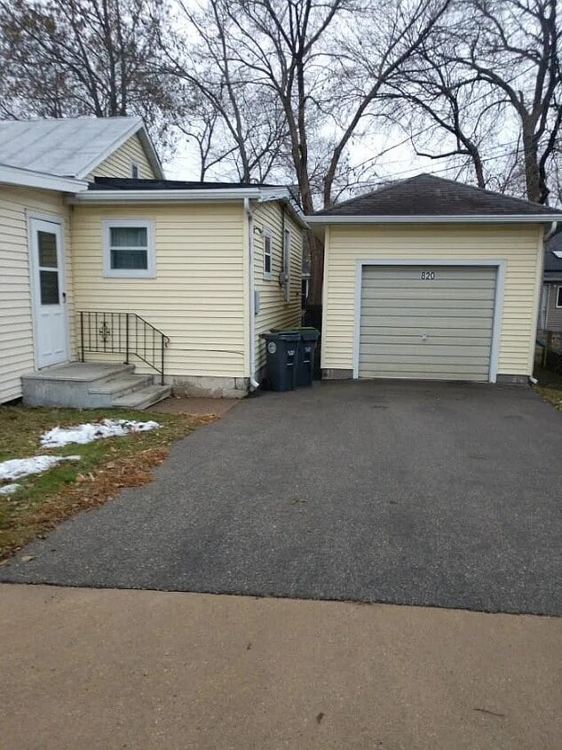 Garage - 820 Hagar St