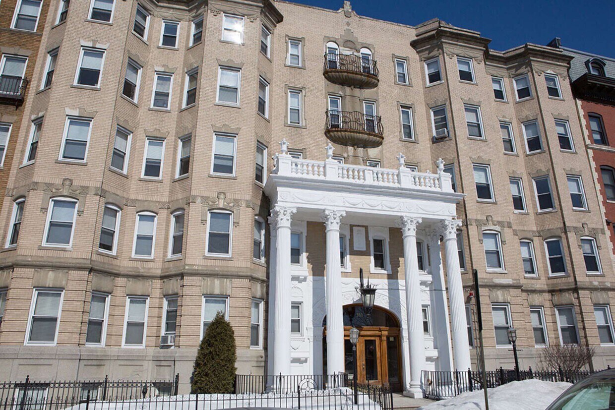 28 Queensberry St, Boston, MA 02215 Apartments in Boston, MA