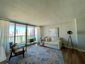 Building Photo - 100 Bayview Dr