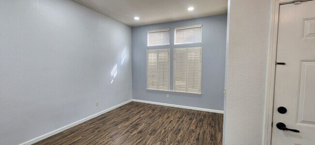 Foto del edificio - 4 Bedroom Home in Elk Grove