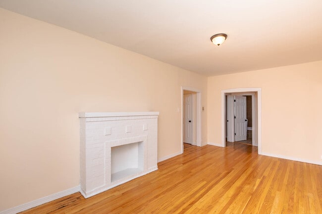 Building Photo - 4424 N St Louis Ave