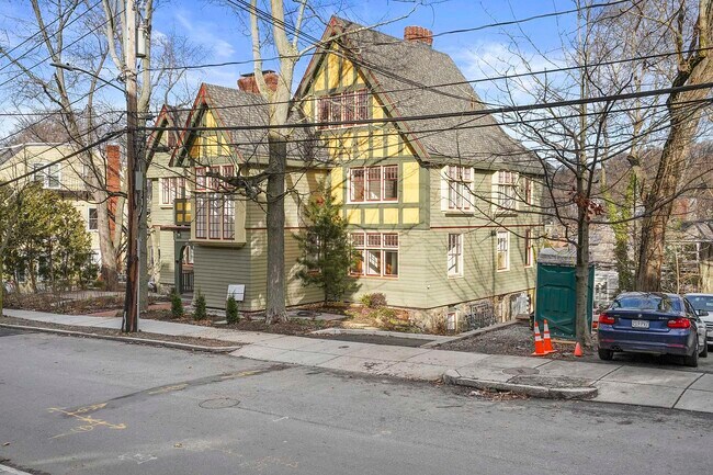 Foto del edificio - 165 Winthrop Rd