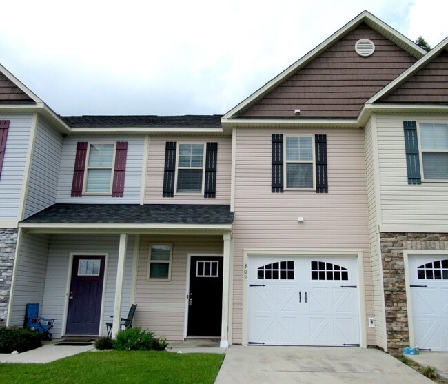 Building Photo - Three Bedroom Townhome in Richlands Close to Everything!!