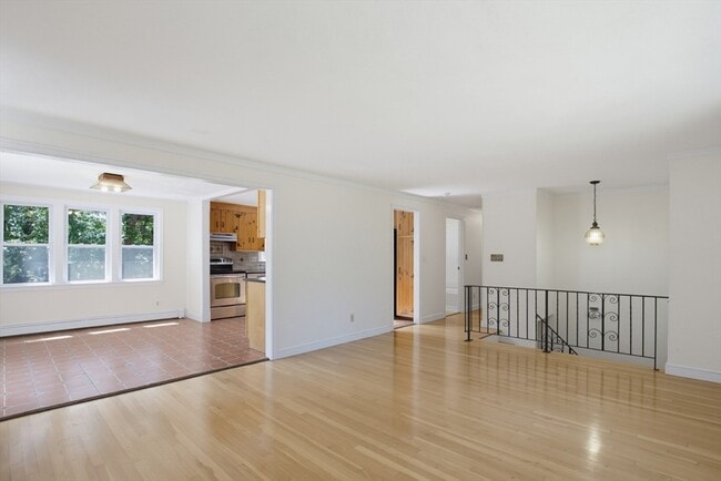 Building Photo - 37 Woodbury Rd