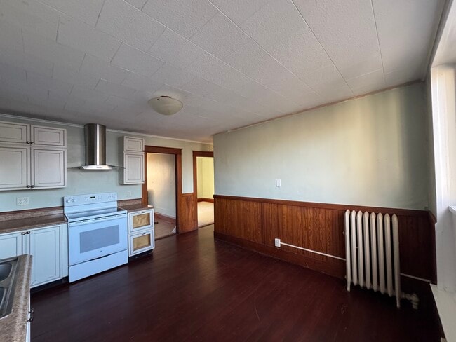 Kitchen view 1 - 3 Howard St